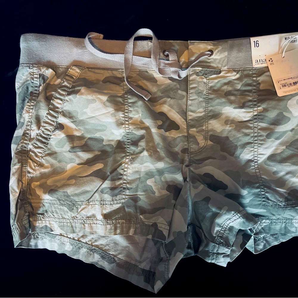 a.n.a. Camo Shorts
